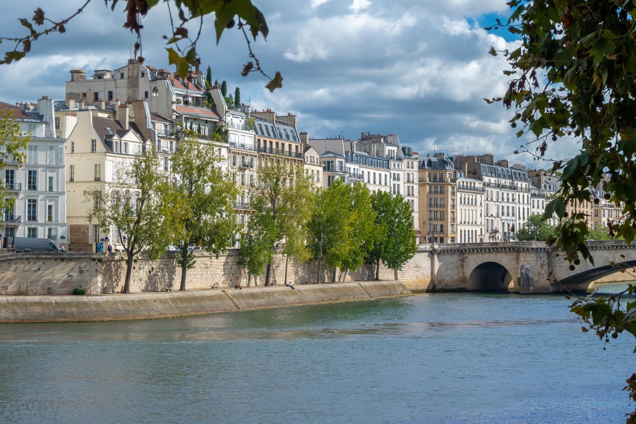 Louis VUITTON. City Guide Paris. With pocket and bag. Ne…