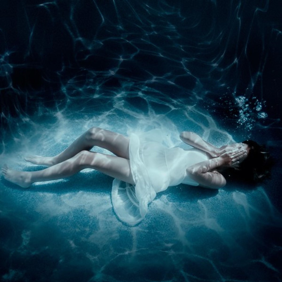 Лежать на дне бассейна. Тонущий человек. Девушка тонет в воде. Вода и человек. Человек под водой.