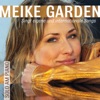 Meike Garden singt eigene und internationale Songs - Solo am Piano