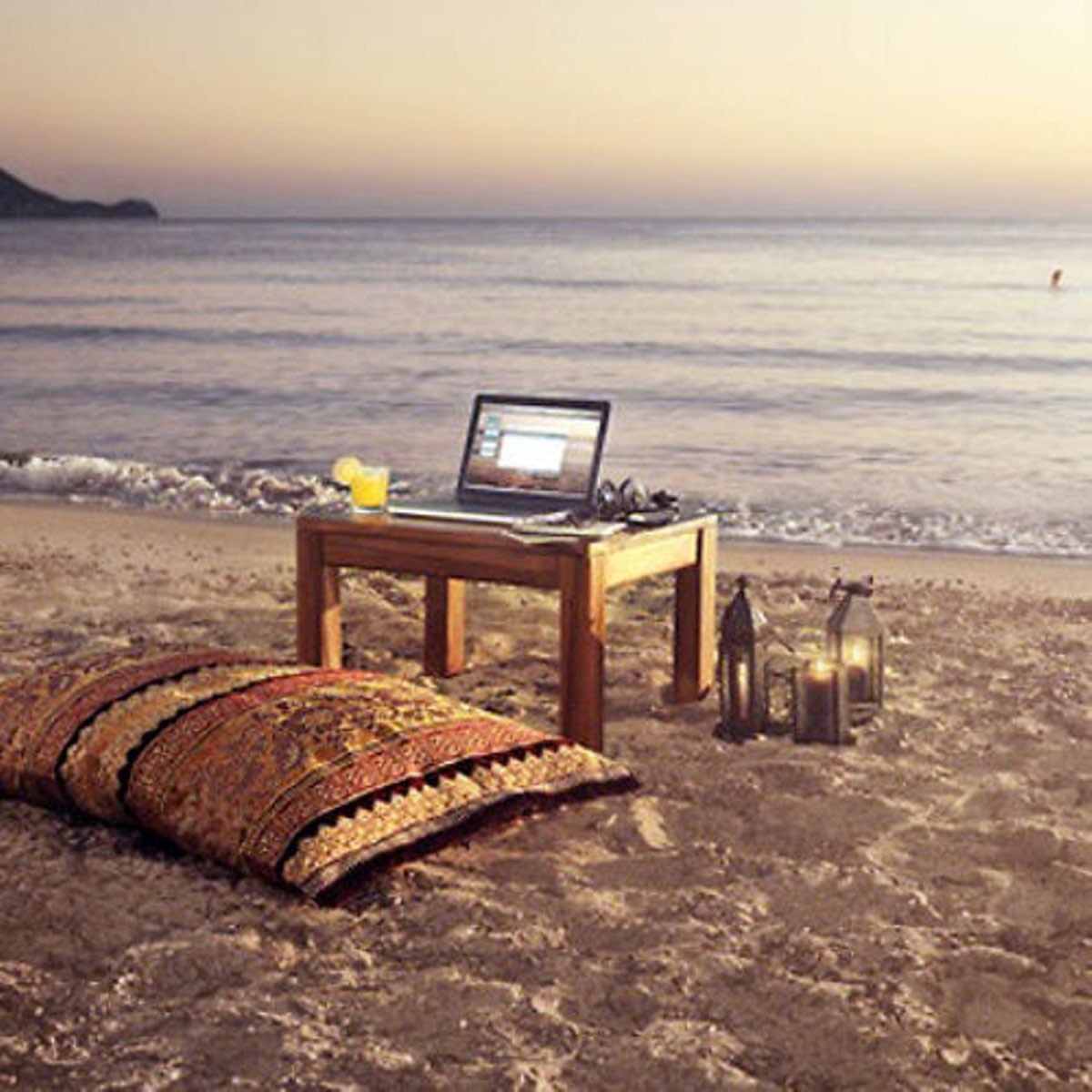 Работаем в любых условиях. С ноутом на море. С ноутбуком на пляже. С ноутбуком на море. С ноутбуком на берегу.