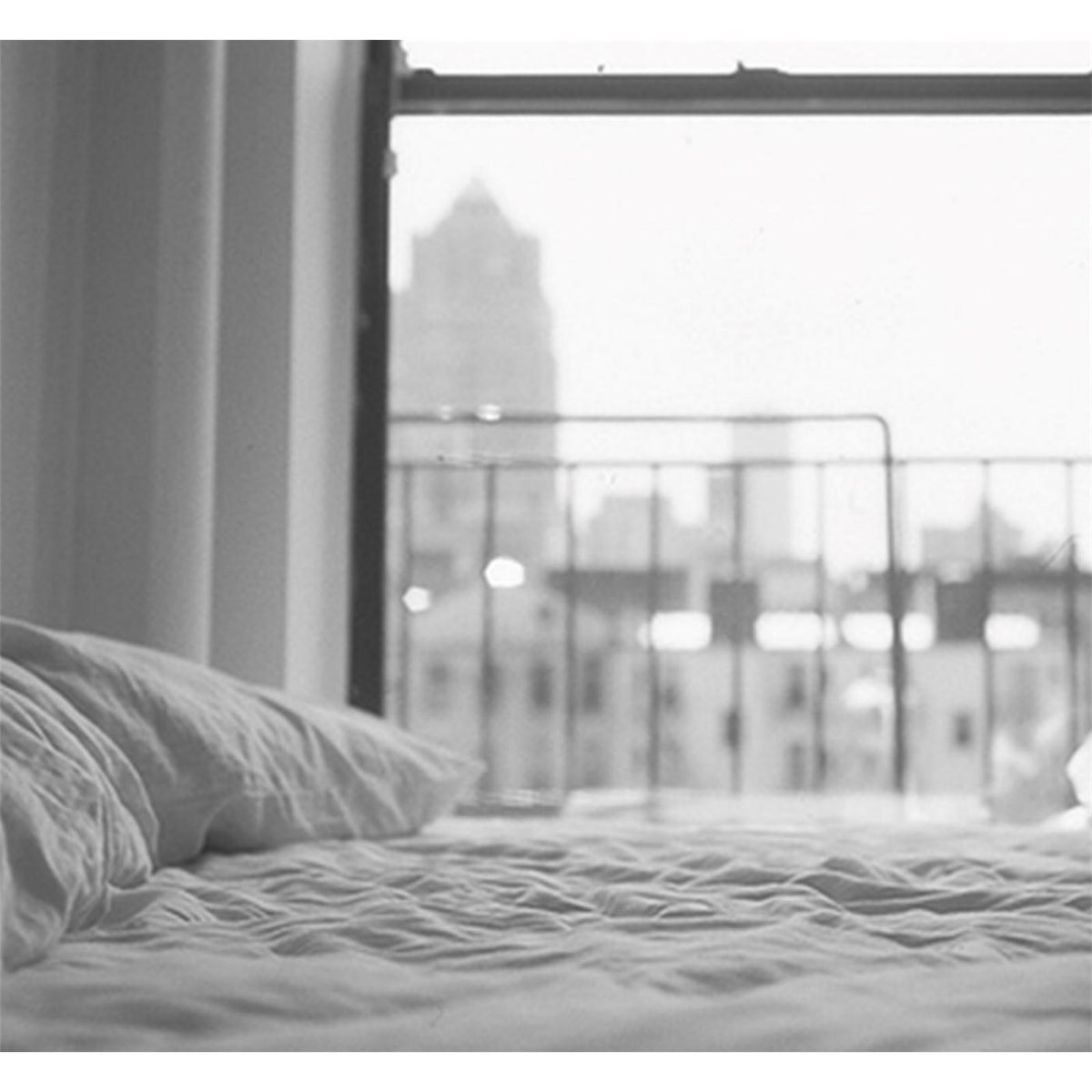 Пустая постель. Смятая постель. Виды кроватей. Постель на фоне окна.