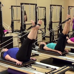 Pilates reformer con bandas elasticas - Ejercicio trepando el arbol - Prof.  Erika Fehler 