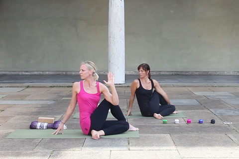 YOGAMOUR 01 - Vinyasa Yoga Video screenshot 3