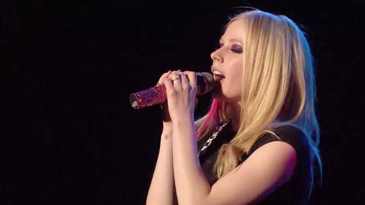 Avril Lavigne - The Best Damn Tour: Live in Toronto | Apple TV (TH)