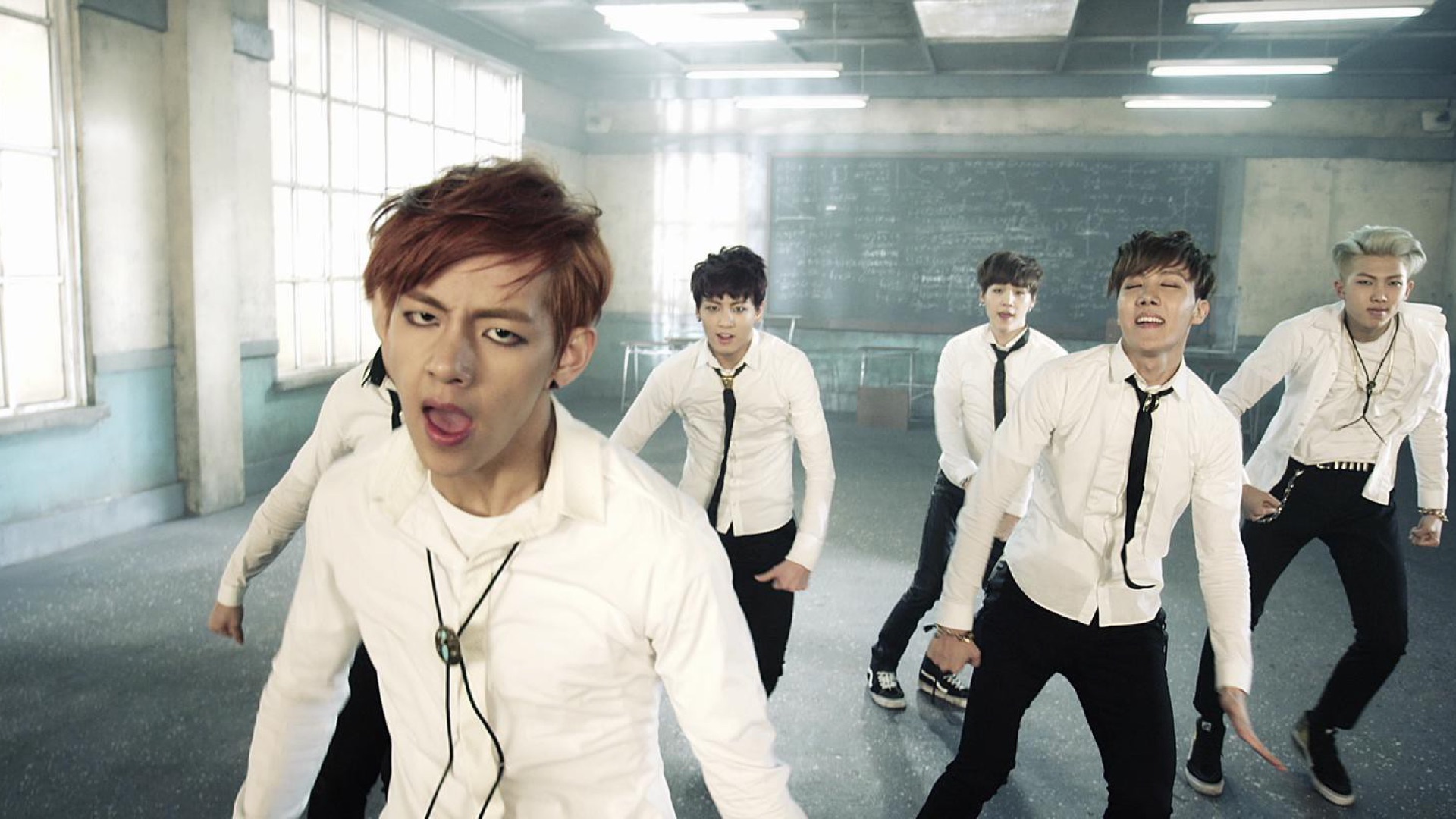 Bts треки. BTS группа корейская. БТС 2014 boy in Luv. БТС 2014 boy in Luv тэхён. БТС 2014 boy in Luv Джин.