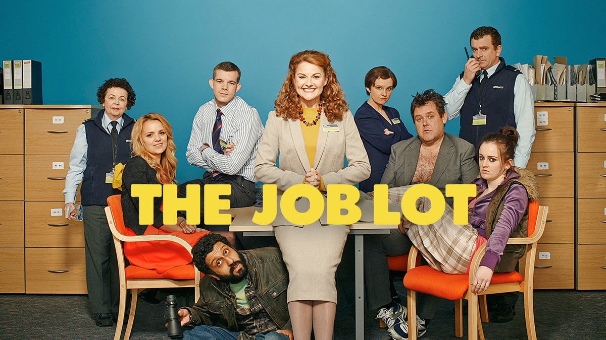 Job lot. Британские комедийные сериалы. Британский комедийный сериал про работников супермаркета. Британский комедийный сериал о о отеле.